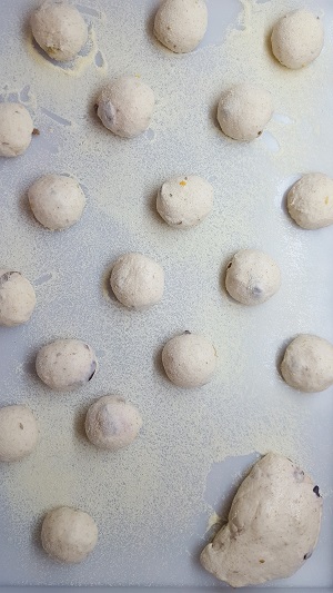 pizzette alle olive arancia e semi di finocchio pirlatura